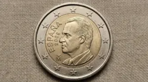 Moneta da 2 euro Spagna 2009 con stelle grandi su sfondo neutro