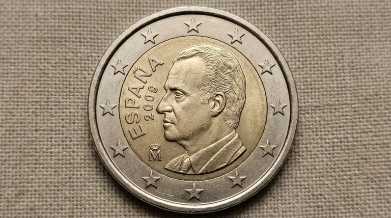 Moneta da 2 euro Spagna 2009 con stelle grandi su sfondo neutro