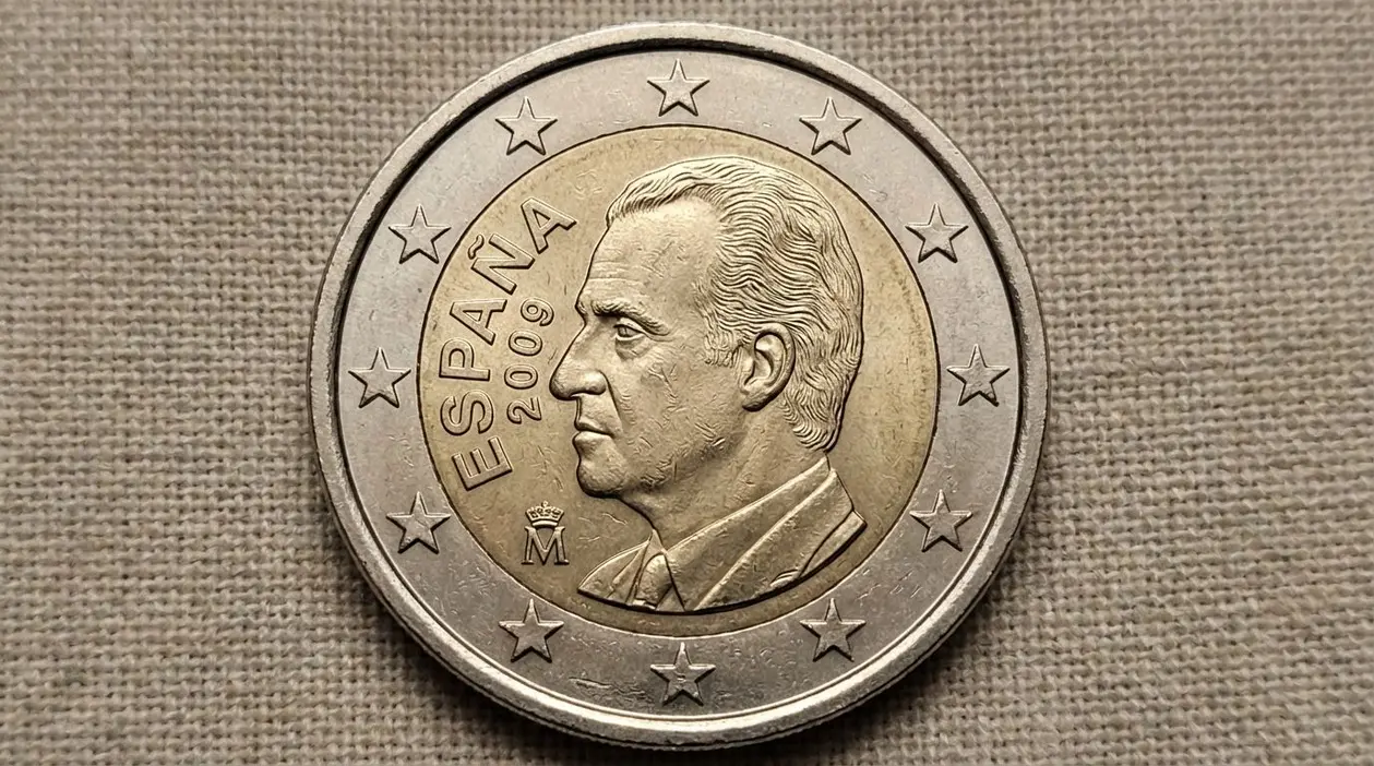Moneta da 2 euro Spagna 2009 con stelle grandi su sfondo neutro