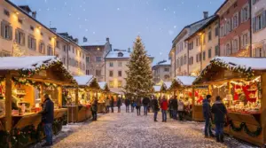 Persone passeggiano tra le bancarelle decorate di un mercatino di Natale innevato in una piazza italiana